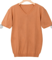 Трикотажная футболка с короткими рукавами и горловиной из 100 % мягкого хлопка.